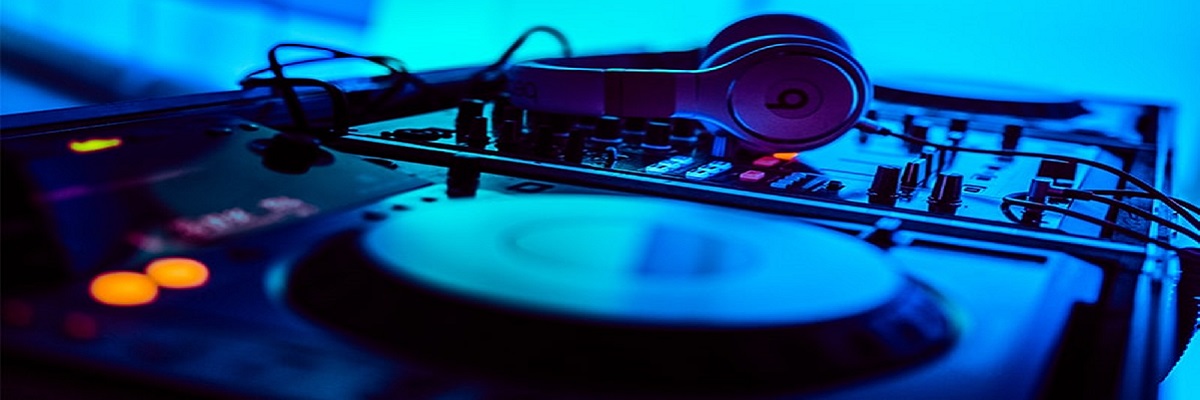 Create your own radio station free with DIY platform, AutoDJ, unlimited listeners, complete control